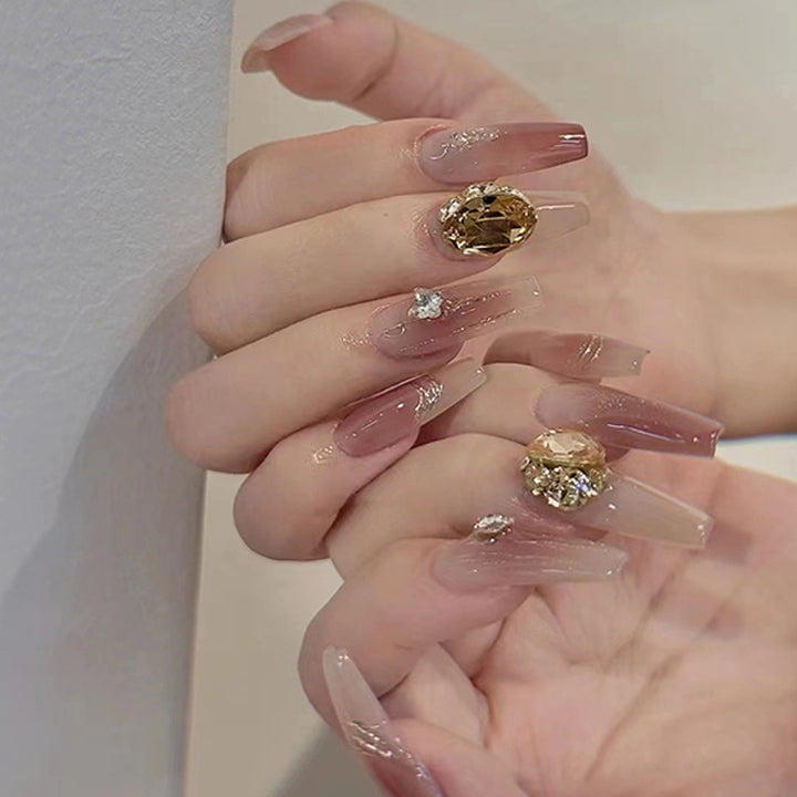 Yellow diamond flashing butterfly-shaped diamond worn on the fingernail