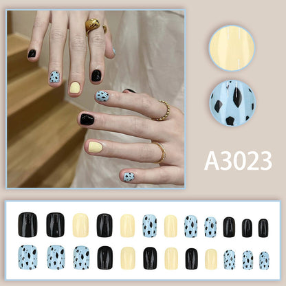 Fashionable and individualistic color-mixed nail art