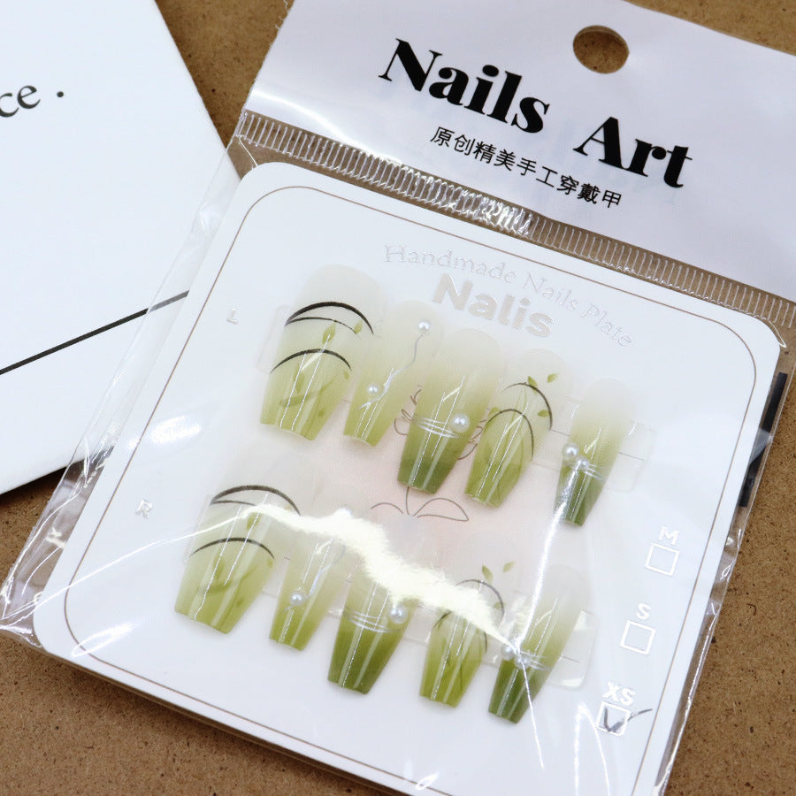 Fresh and light atmosphere-themed manicure