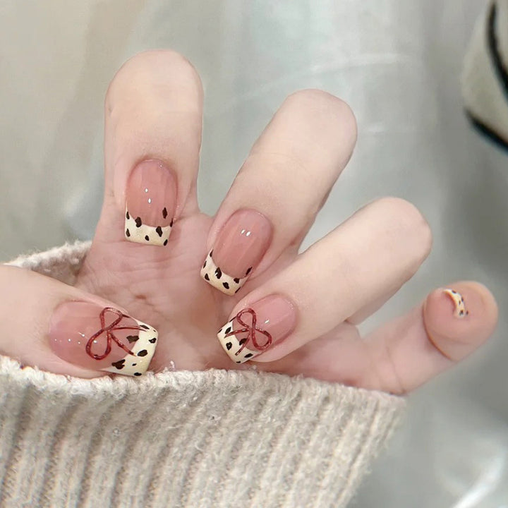 Bare color powder bow leopard print nail art