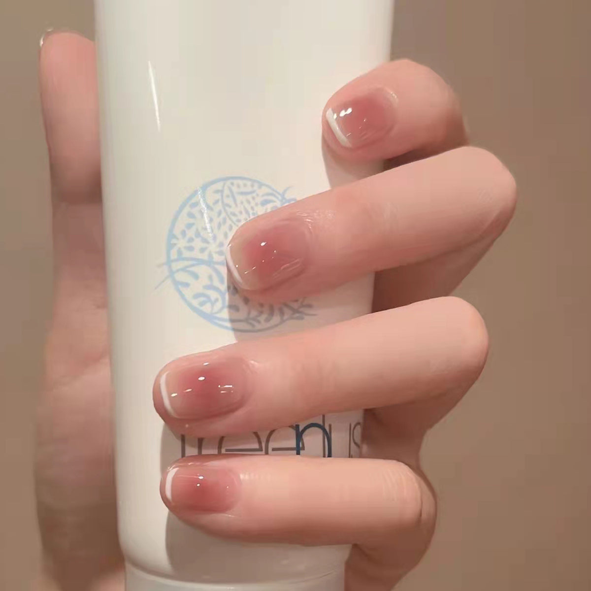 Gentle, sweet and high-end texture manicure