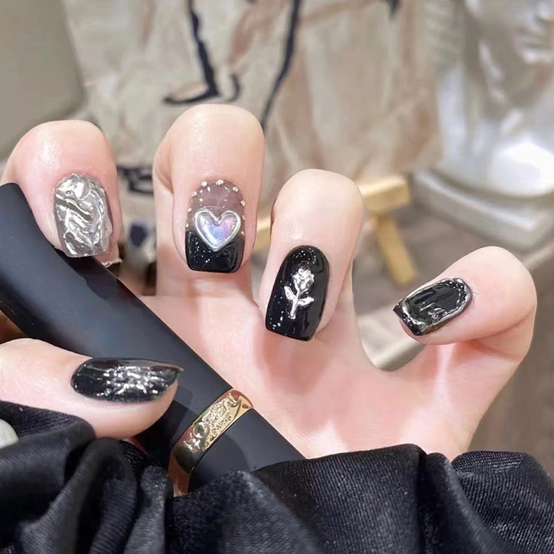 Black mirror-shaped heart-shaped rose gold manicure with diamonds