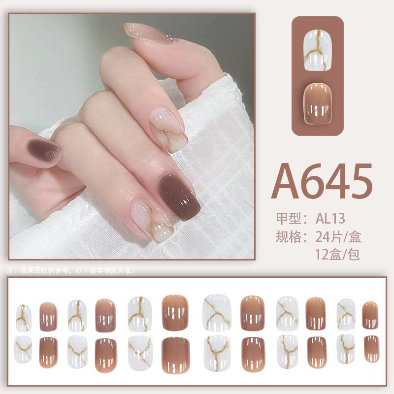 Marble-patterned high-end manicure