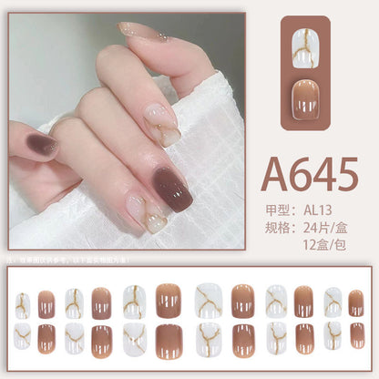 Marble-patterned high-end manicure