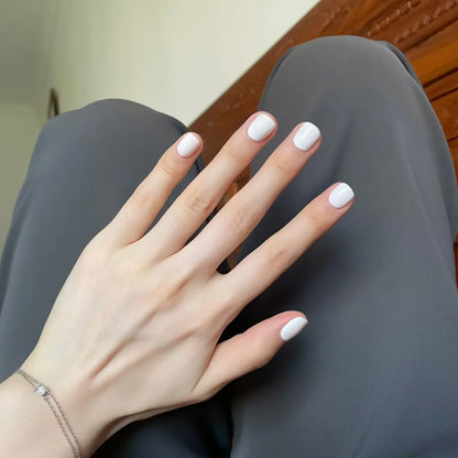 Simple and pure color manicure