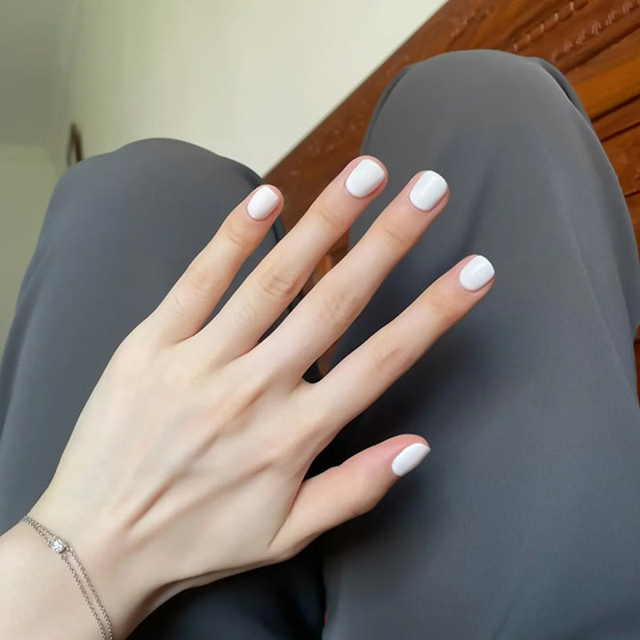 Simple and pure color manicure