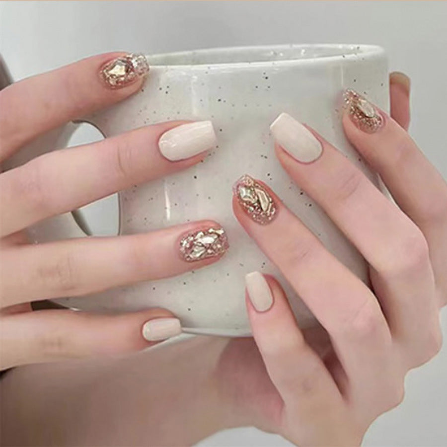 Simple, fashionable and pure sensual nail wear