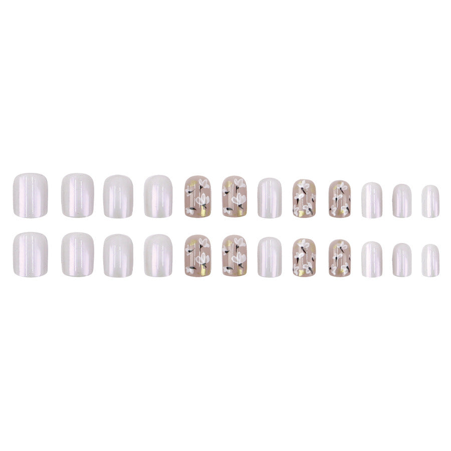 Minimalist Girl Soft and Fresh Nail Art