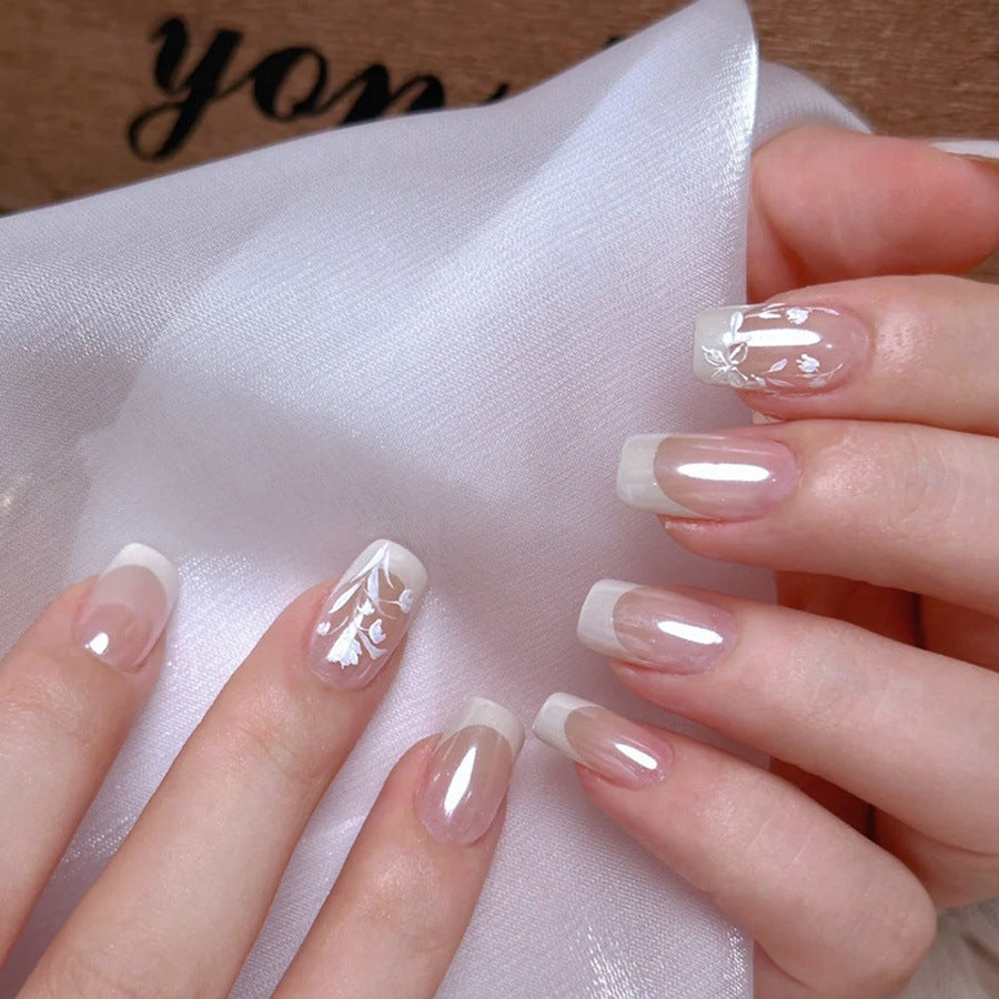 Pearl and moonlight powder, wearing lilac flowers on the nails