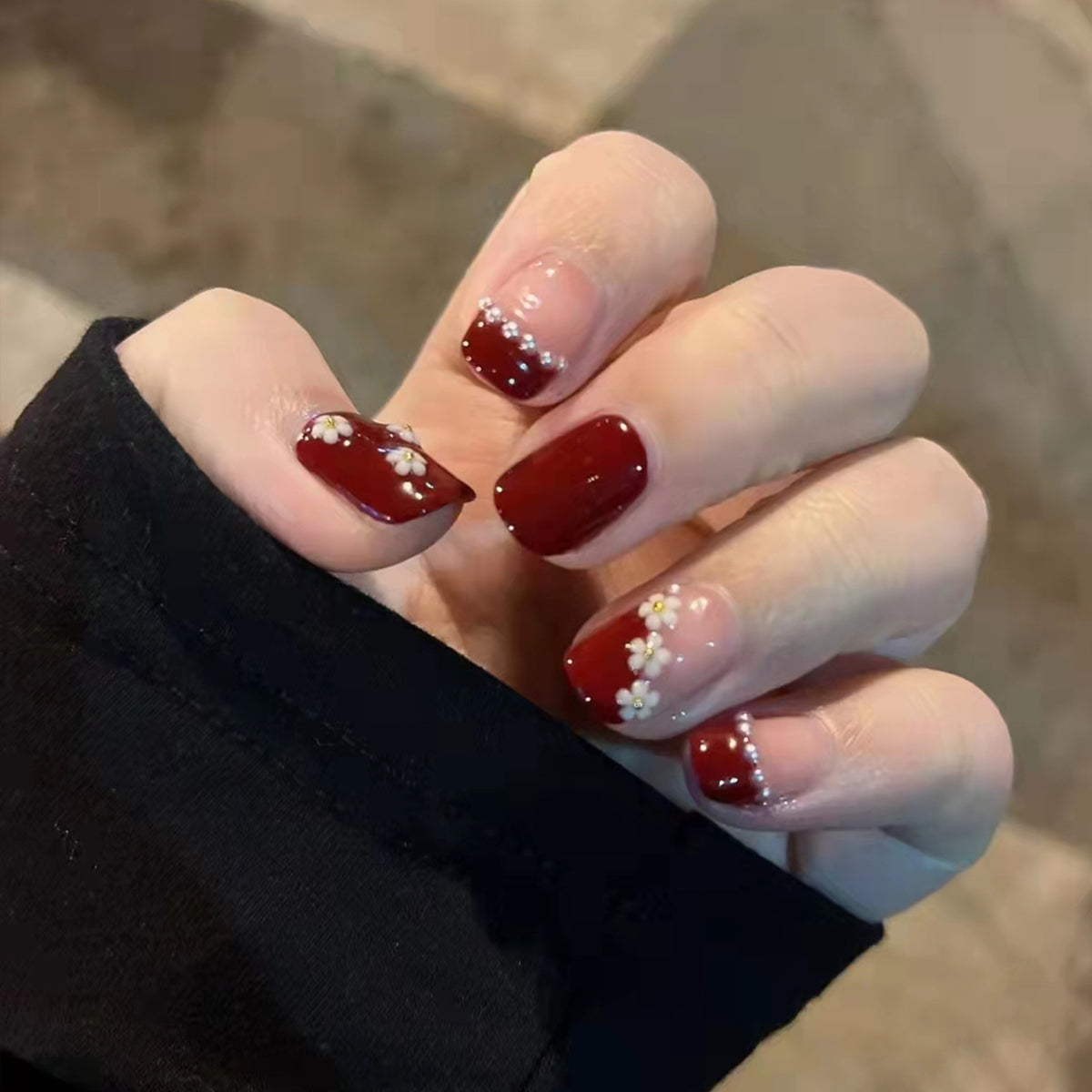 Red and white pearl-shaped small flowers worn as nail decorations