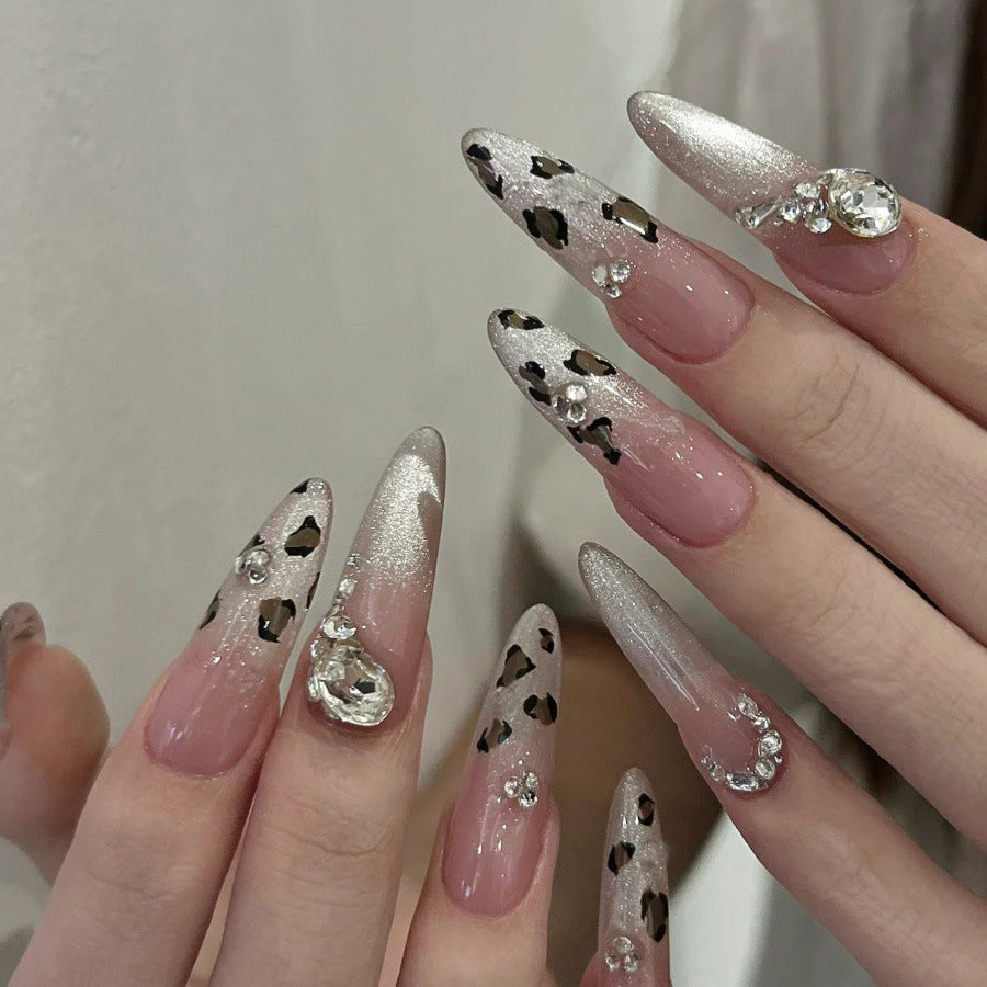 Cat-eye leopard print manicure