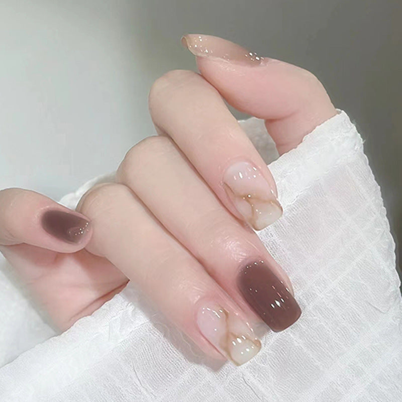 Marble-patterned high-end manicure