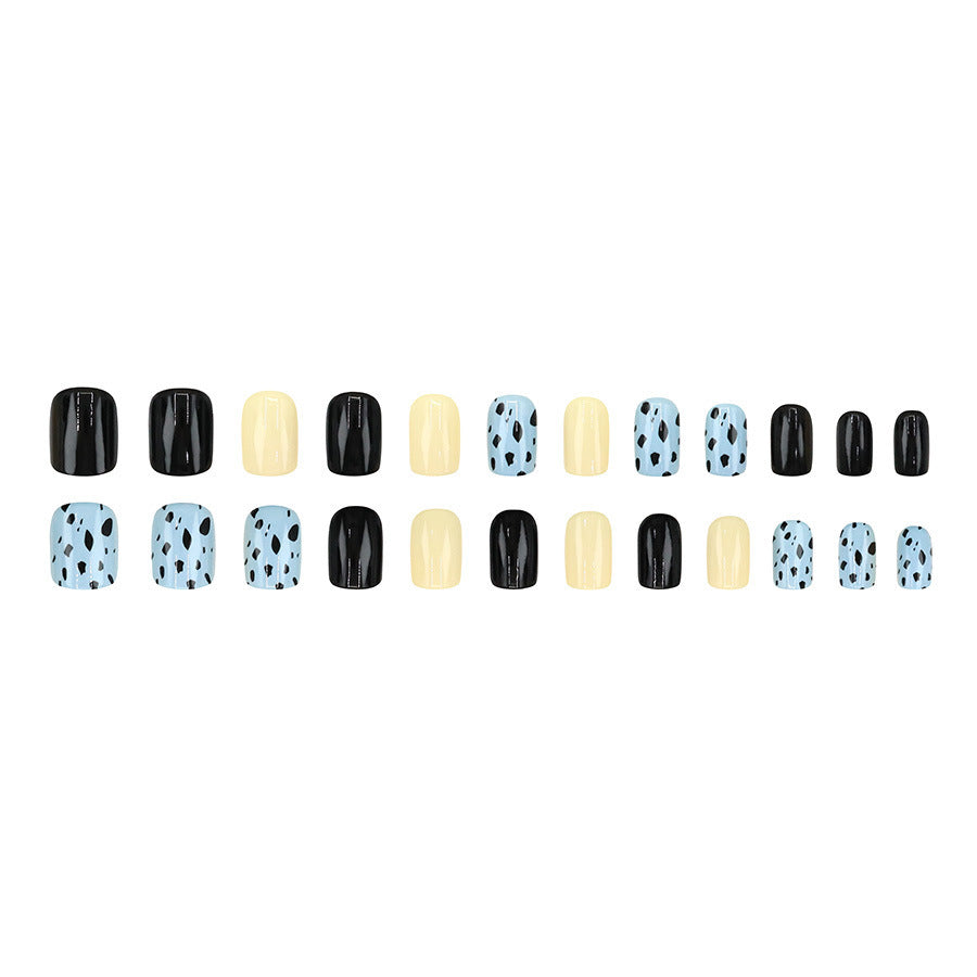 Fashionable and individualistic color-mixed nail art