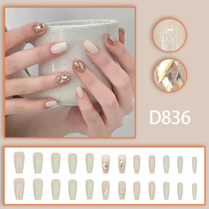 Simple, fashionable and pure sensual nail wear