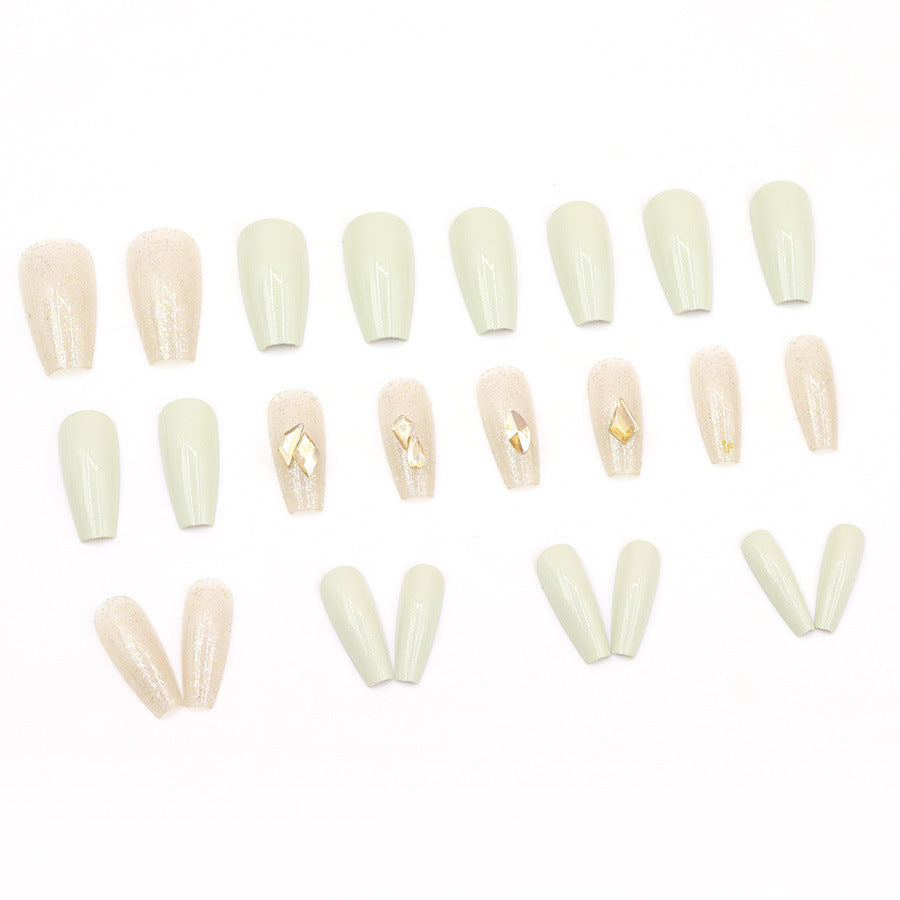 Simple, fashionable and pure sensual nail wear