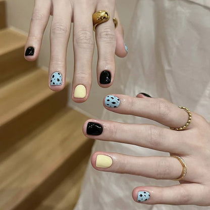 Fashionable and individualistic color-mixed nail art
