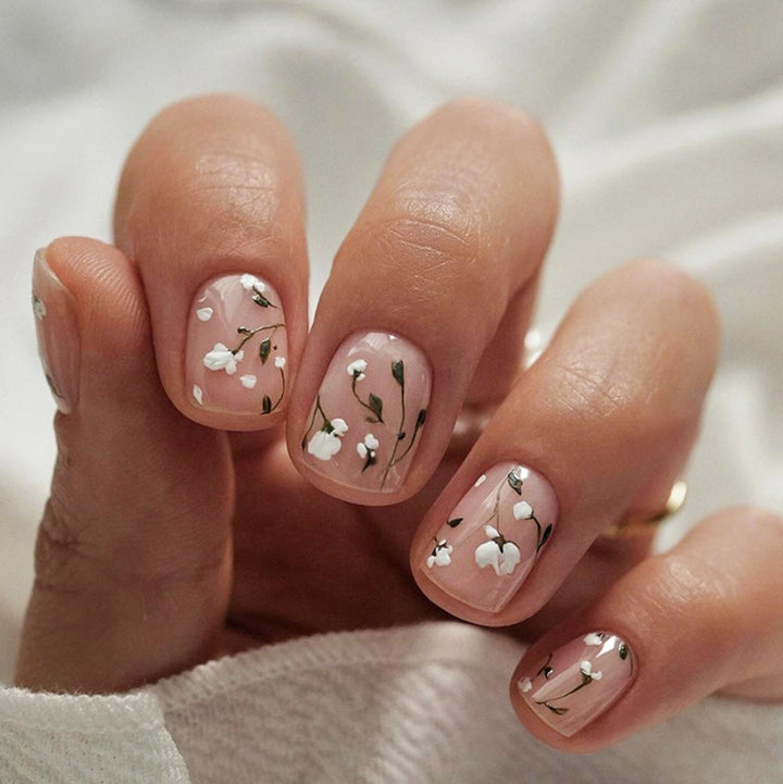 Country-style cute flowers, fashionable accessories, pretty nails