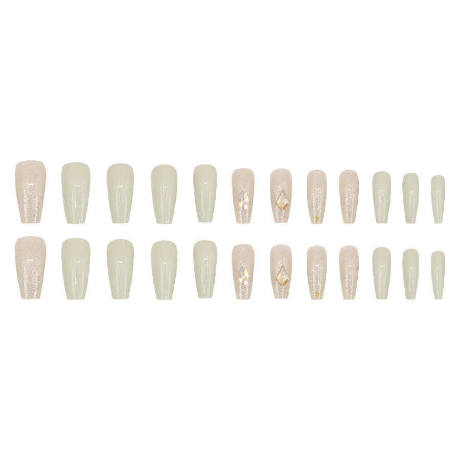 Simple, fashionable and pure sensual nail wear