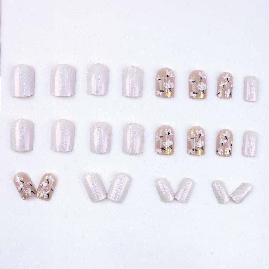 Minimalist Girl Soft and Fresh Nail Art