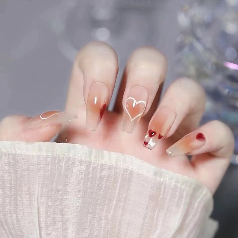 Simple and elegant heart-shaped nail art