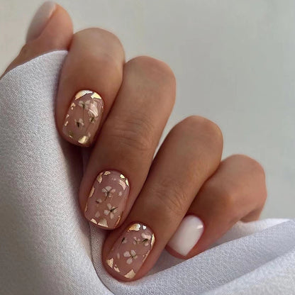 Minimalist Girl Soft and Fresh Nail Art