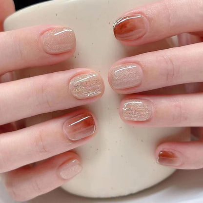 Fresh and light glitter polish for a gentle and simple nail art.