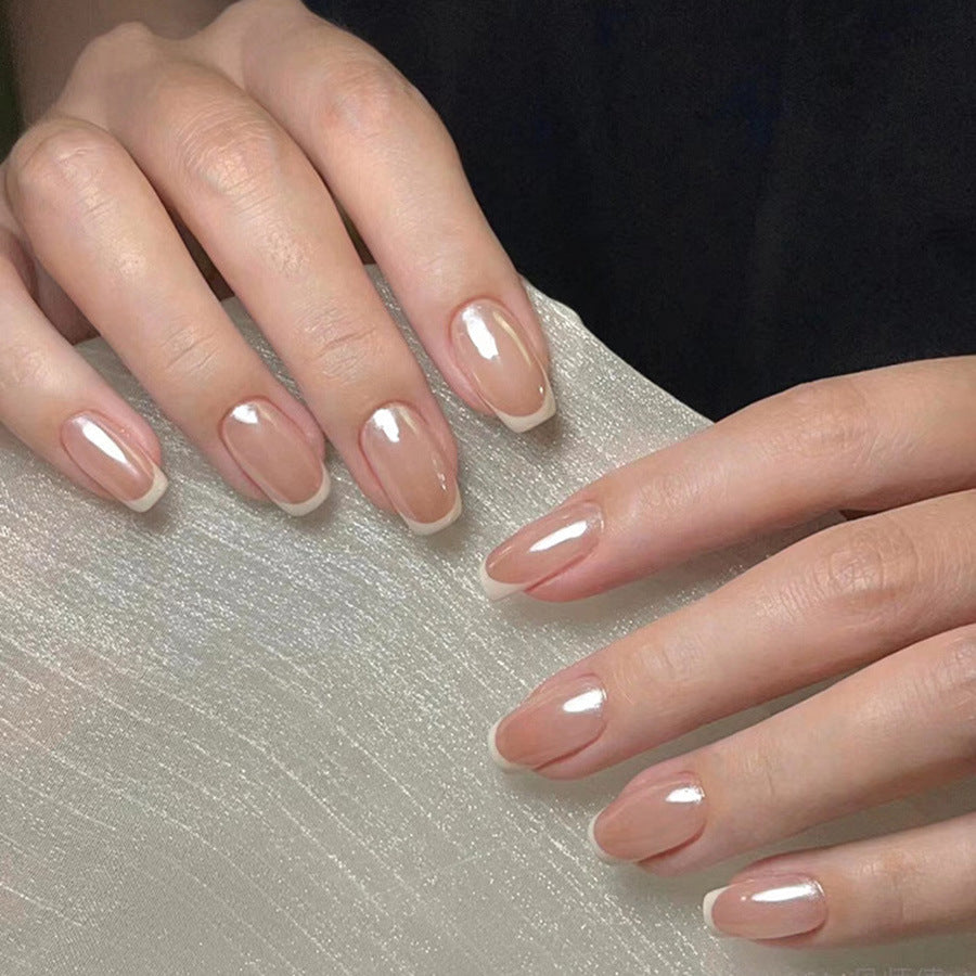 Sweet simple and fashionable high-end style manicure